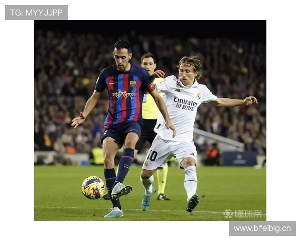 德容vs布斯克茨：中场大师的不同“位置”理解与战术核心差异