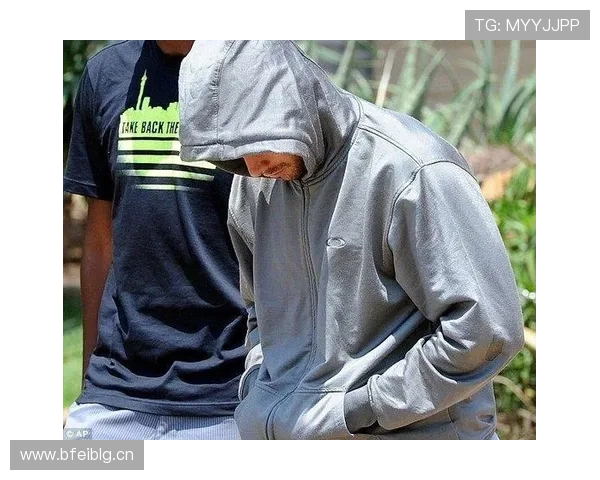 翻到奥斯卡·皮斯托瑞斯的生活照，运动员光环和满桌奢侈品并排在一起，第一反应懵了